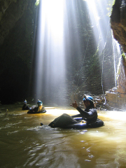 ブラックウォーターラフティング_ワイトモ　/　Blackwater Rafting Waitomo